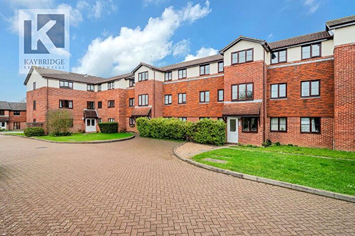 1 Bedroom Flat For Sale In Yeomanry Close, Epsom, KT17