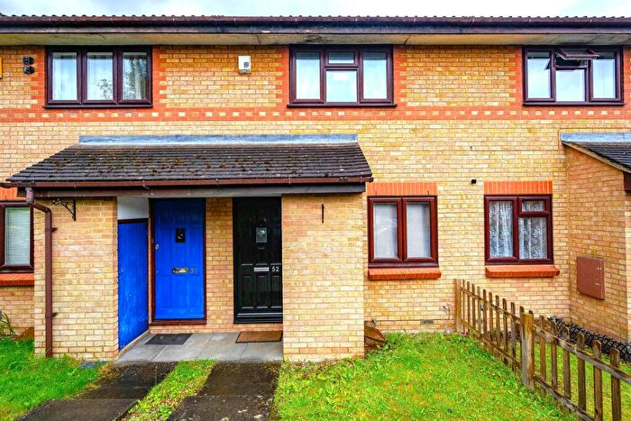 2 Bedroom Terraced House For Sale In Rookery Drive, Luton, LU2