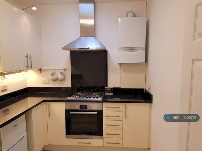 2 Bedroom Flat To Rent In Burnham Lane, Slough, SL1