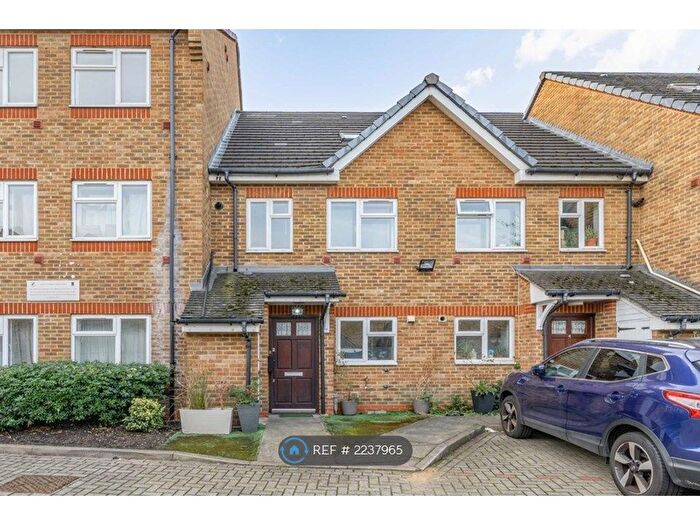 3 Bedroom Terraced House To Rent In Albion Mews, London, W6
