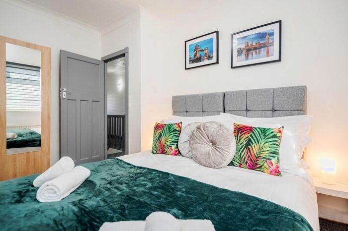 2 Bedroom Flat To Rent In The Crescent, Hayes, UB3