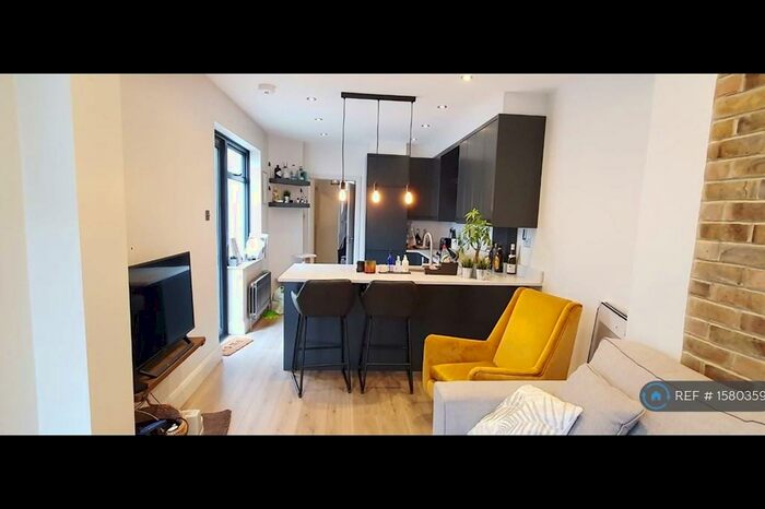 2 Bedroom Flat To Rent In Oak Grove, London, NW2