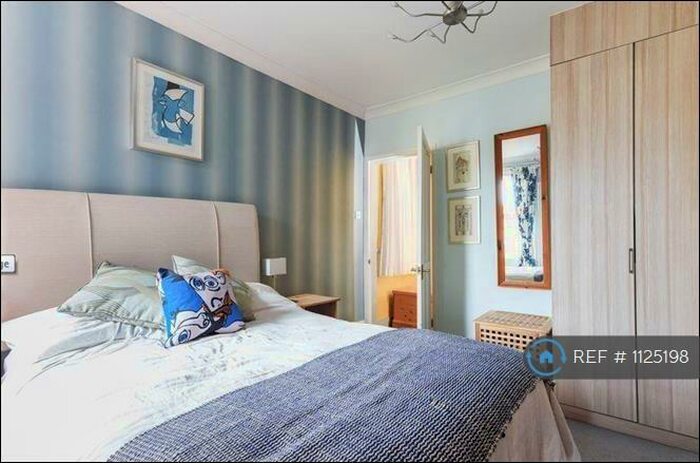 4 Bedroom Semi-Detached House To Rent In Acacia Rd, Guildford, GU1