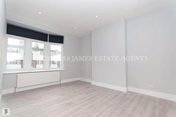 2 Bedroom Flat To Rent In Windmill Hill, Enfield, EN2