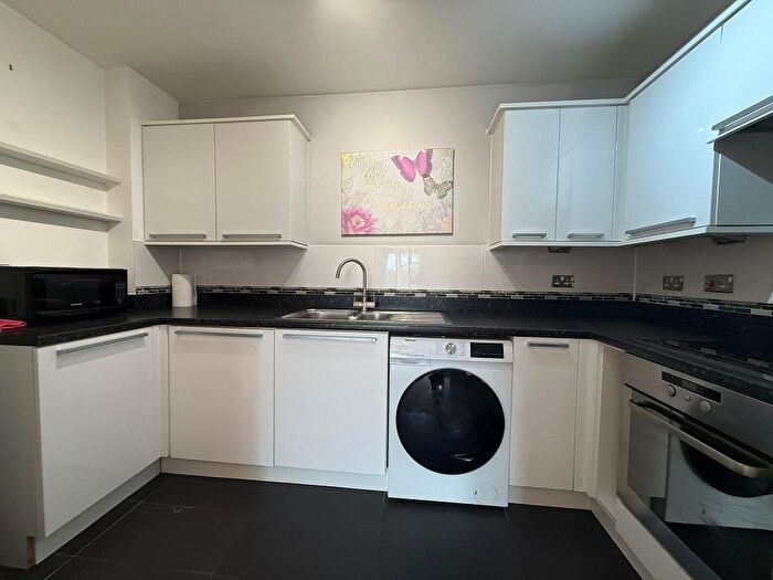 2 Bedroom Flat To Rent In Eaton Avenue, Taplow, SL1
