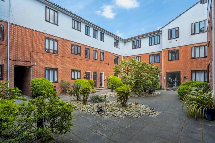 1 Bedroom Flat To Rent In Lyonsdown Road, New Barnet, Barnet, EN5