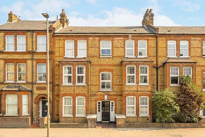 2 Bedroom Flat To Rent In Queenstown Road, Battersea, SW8