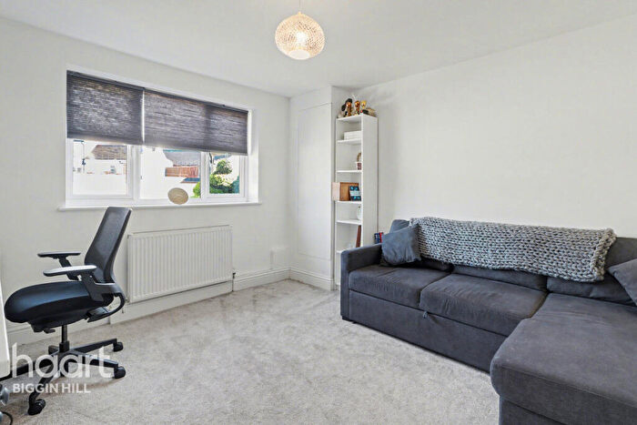 4 Bedroom Detached House For Sale In Leaves Green Road, Keston, BR2