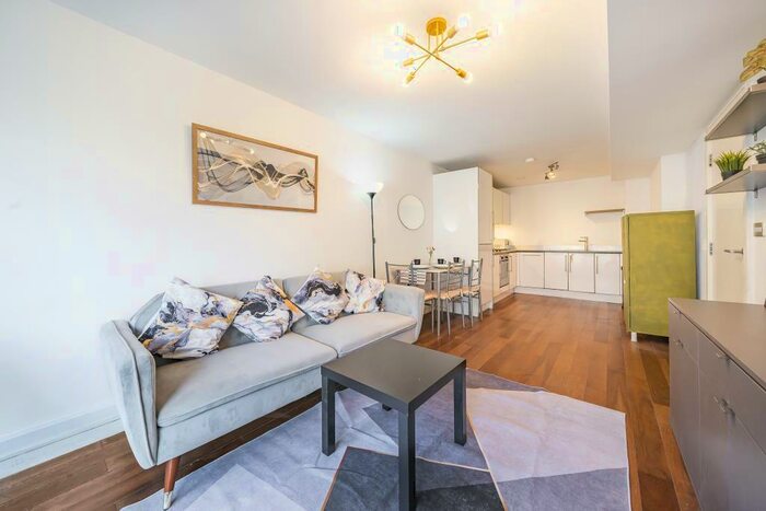 2 Bedroom Apartment To Rent In Slough, Berkshire, SL1