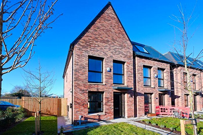 5 Bedroom Semi-Detached House To Rent In Vine Close, Aughton, L39