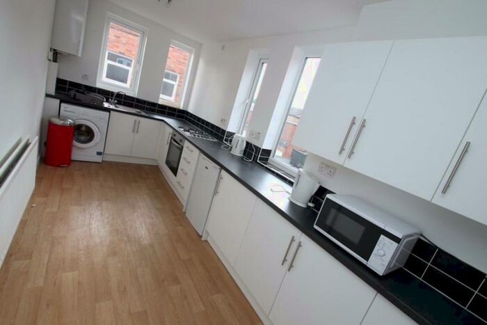 5 Bedroom House To Rent In Braunstone Gate, Leicester, LE3