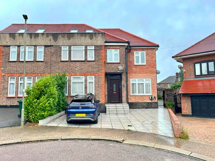 5 Bedroom Semi-Detached House To Rent In Saddlescombe Way, London, N12