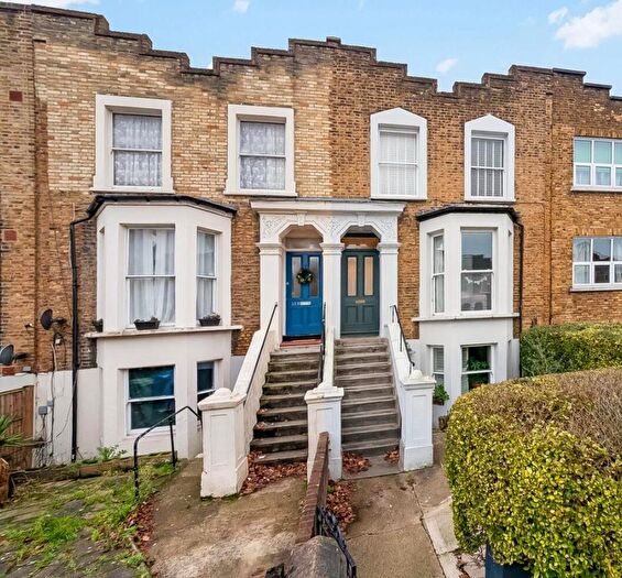 2 Bedroom Flat For Sale In Fenwick Road, East Dulwich, London, SE22