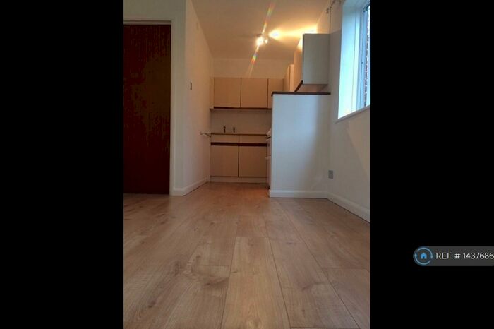 Studio To Rent In Cedars Court, Guildford, GU1