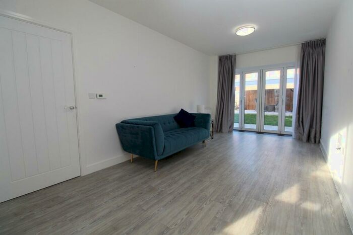 3 Bedroom House To Rent In Mellish Close, N20