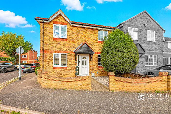 3 Bedroom Semi-Detached House For Sale In Danbury Crescent, South Ockendon, RM15
