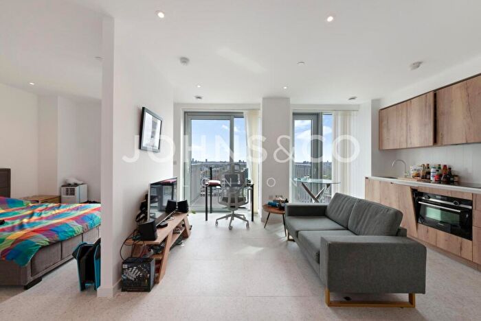Apartment To Rent In Bouchon Point, The Silk District, E1