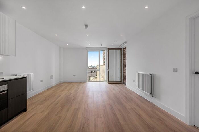 1 Bedroom Flat To Rent In Everdene Path, Springfield Park, W3