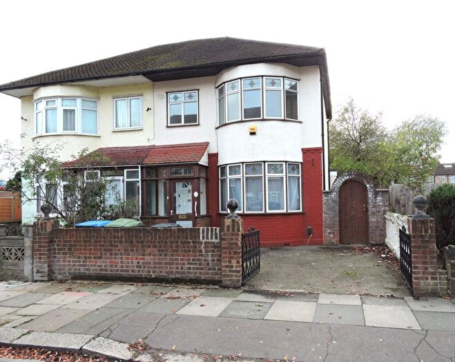 3 Bedroom Semi Detached House For Sale In Holmwood Road, Enfield, EN3