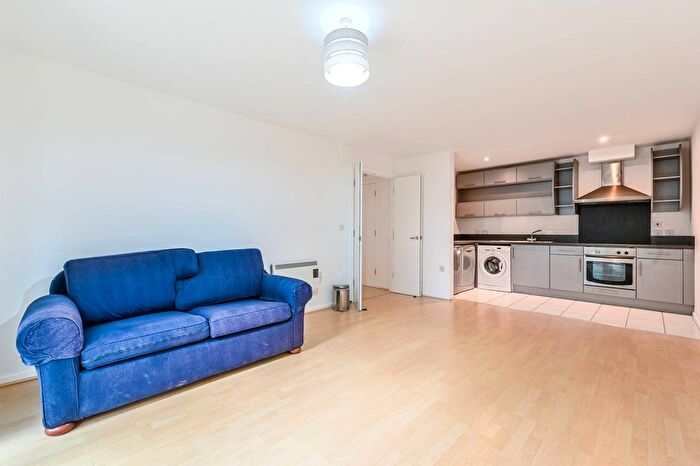 2 Bedroom Flat To Rent In Drayton Park, Highbury, London, N5