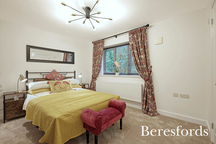 3 Bedroom End Of Terrace House For Sale In Apsley Mews, Victoria Road, RM1