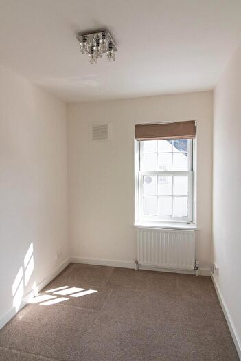 3 Bedroom Semi-Detached House To Rent In Furze Close, Redhill, RH1