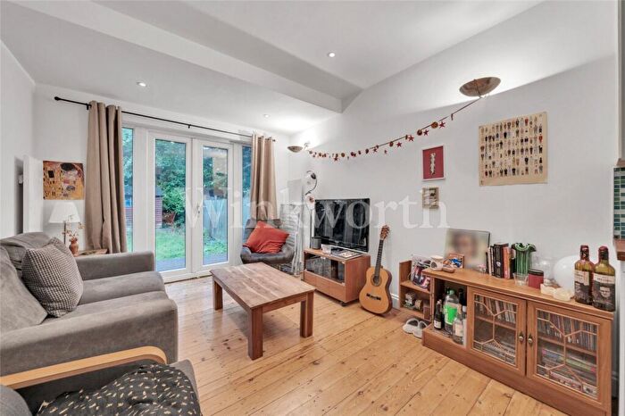 2 Bedroom Apartment To Rent In Golders Green Crescent, London, NW11