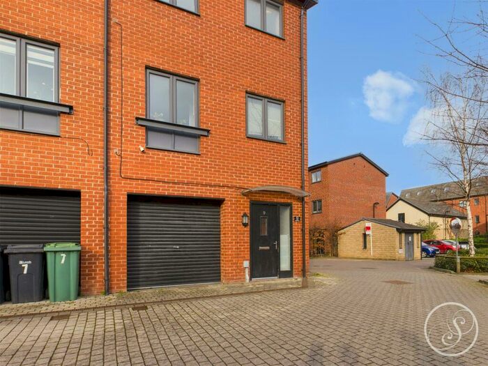 3 Bedroom Town House To Rent In Cable Place, Leeds, LS10