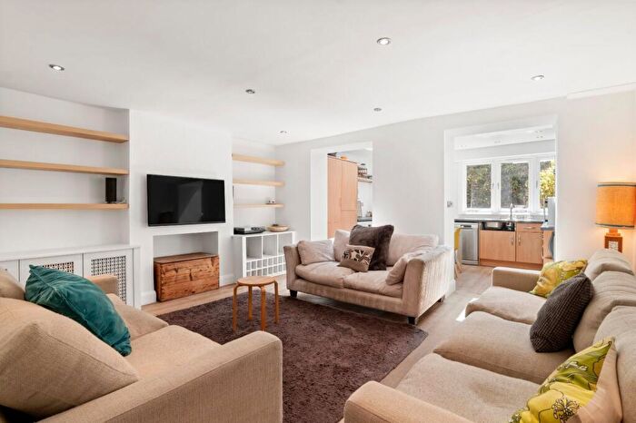 3 Bedroom Flat To Rent In Calabria Road, Islington, N5