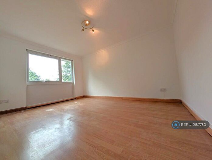 3 Bedroom Flat To Rent In Cuffley Court, Hemel Hempstead, HP2