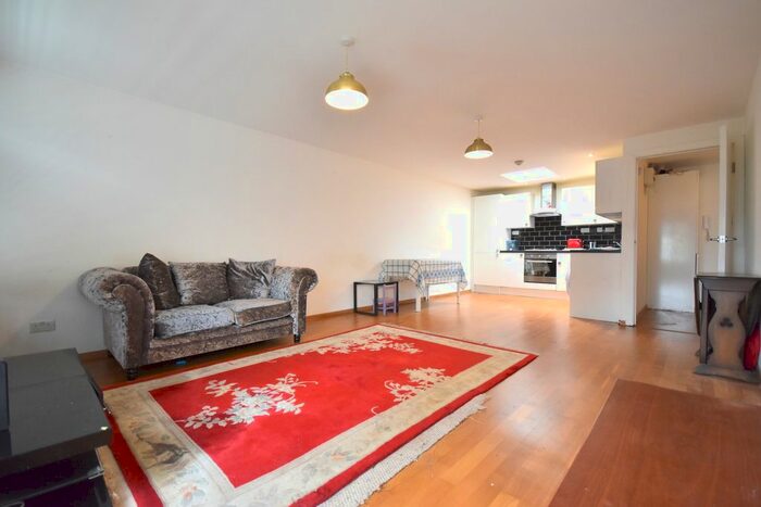 1 Bedroom Flat To Rent In Tolworth Broadway, Surbiton, KT6