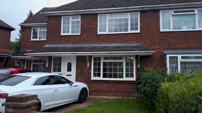 4 Bedroom Semi-Detached House To Rent In Cheviot Close, Luton LU3