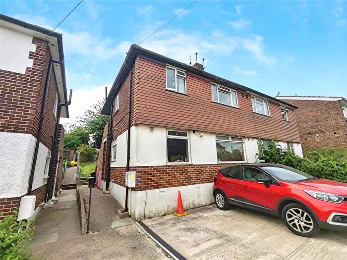 2 Bedroom Flat For Sale In Vale Drive, Chatham, Kent, ME5