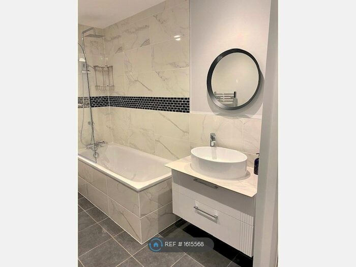 2 Bedroom Flat To Rent In Opal Court, London, N11