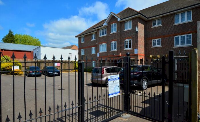 2 Bedroom Flat To Rent In Fieldview Court, Farnburn Avenue, Slough, Berkshire, SL1