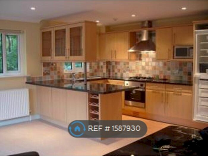 2 Bedroom Flat To Rent In Kings Court, Huddersfield, HD1