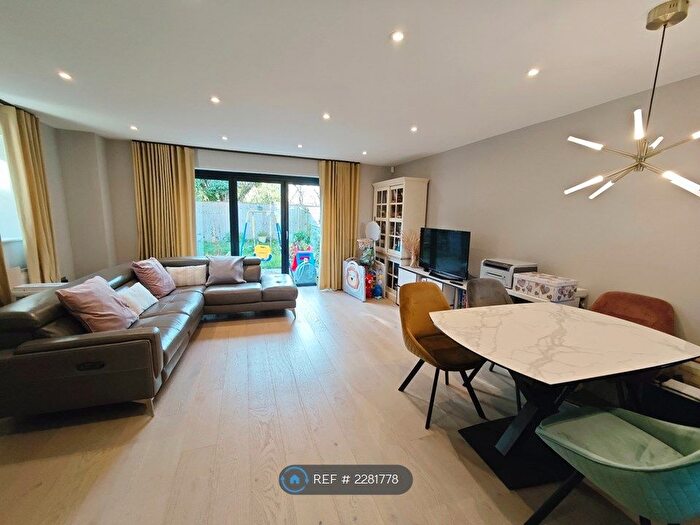 3 Bedroom End Of Terrace House To Rent In High Street, Hampton Hill, Hampton, TW12