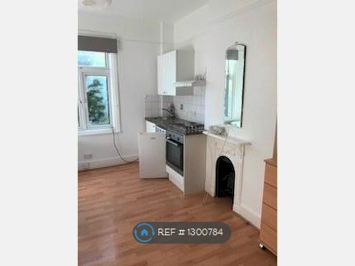 Studio To Rent In Lornie, London NW2