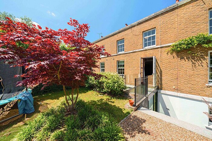 3 Bedroom Property To Rent In Somerville Close, London, SW9