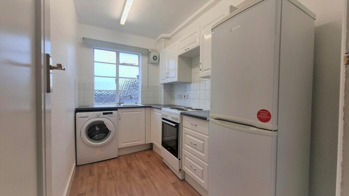 2 Bedroom Flat To Rent In Corner Fielde, Streatham Hill, London SW2