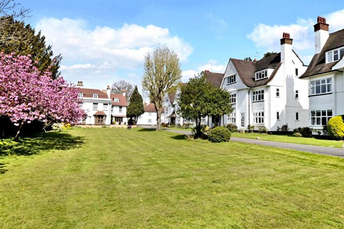 3 Bedroom Apartment To Rent In Watts Road, Thames Ditton, KT7