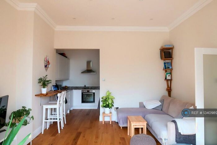 2 Bedroom Flat To Rent In Gainsborough Court, London, N13