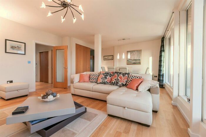 3 Bedroom Flat To Rent In Saltire Square, Edinburgh, EH5