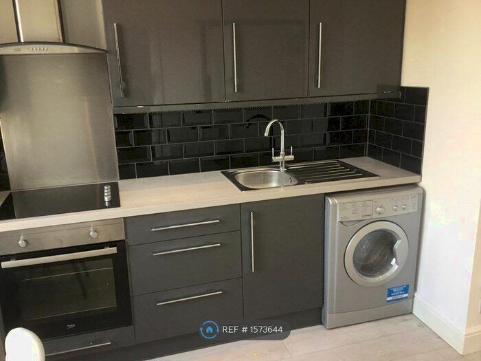 Studio To Rent In Shepherds Bush Road, London, W6