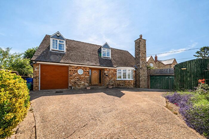 3 Bedroom Detached House For Sale In The Crescent, Pattishall, NN12