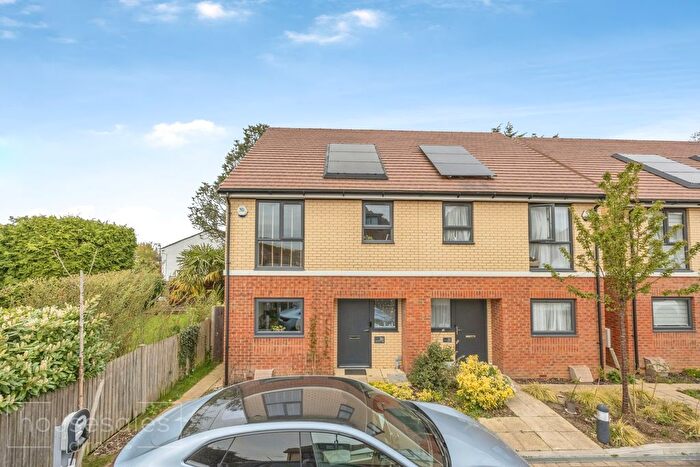 3 Bedroom Semi-Detached House For Sale In Harewood Gardens, South Croydon, CR2