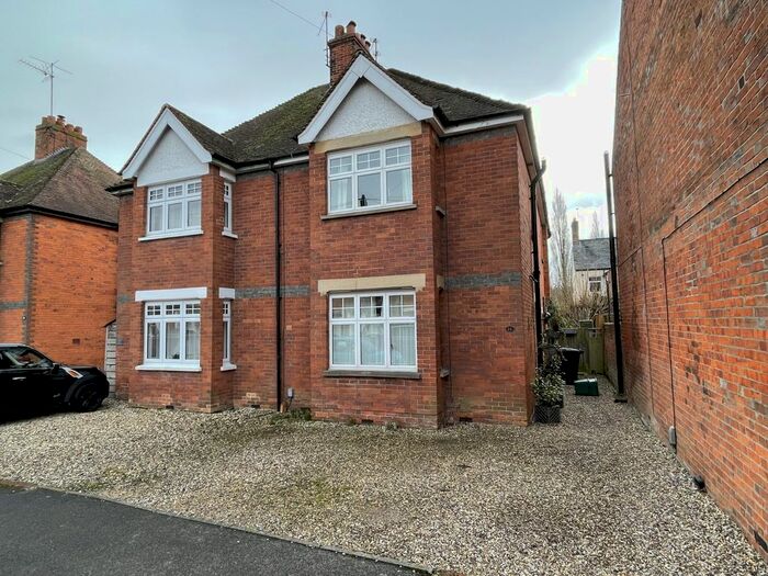 3 Bedroom Semi-Detached House To Rent In York Road, Newbury, RG14