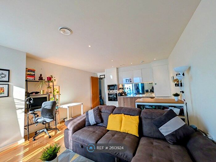 2 Bedroom Flat To Rent In Camberwell Passage, London, SE5