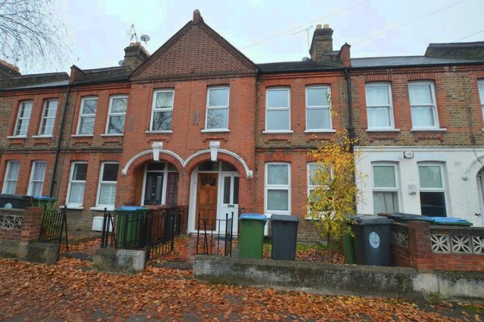 2 Bedroom Flat To Rent In Winns Avenue, Walthamstow, E17
