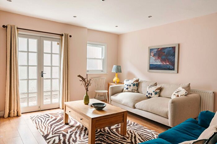 2 Bedroom Flat To Rent In Victoria Park Road, London, E9